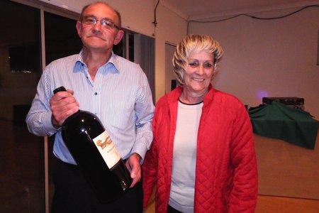 Johan Wiese en Roza Rabe, met Roza wat die bottel wyn teruggeskenk het om opgeveil te word